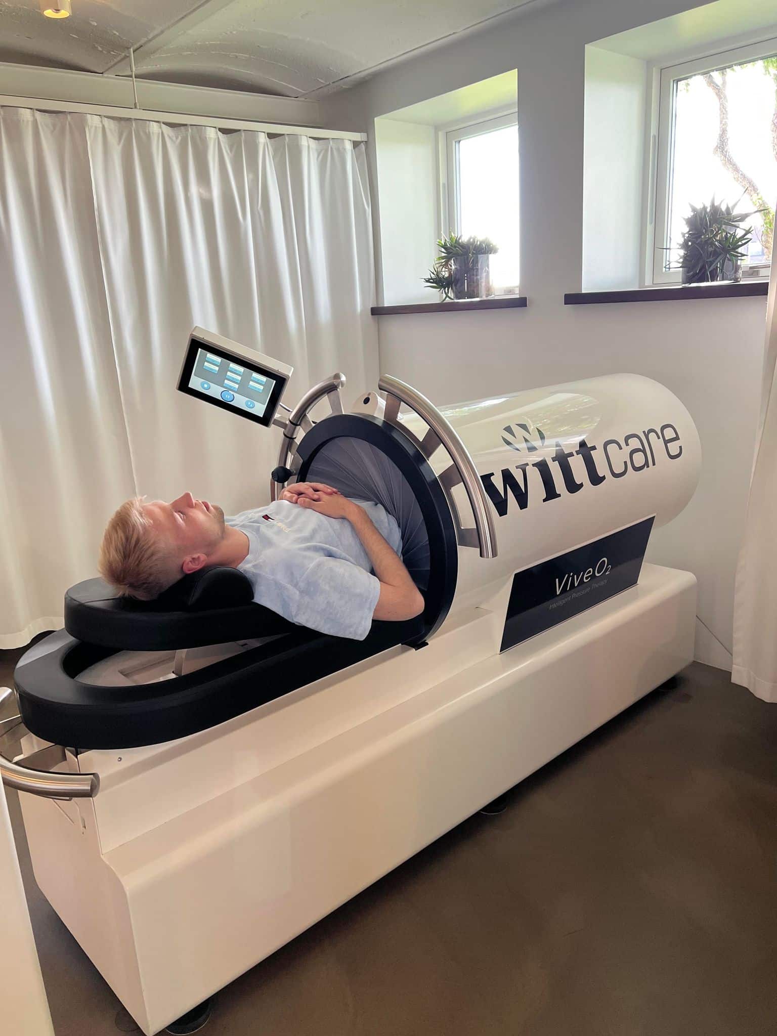 Mand i hyperbar iltbehandlingskammer på klinik