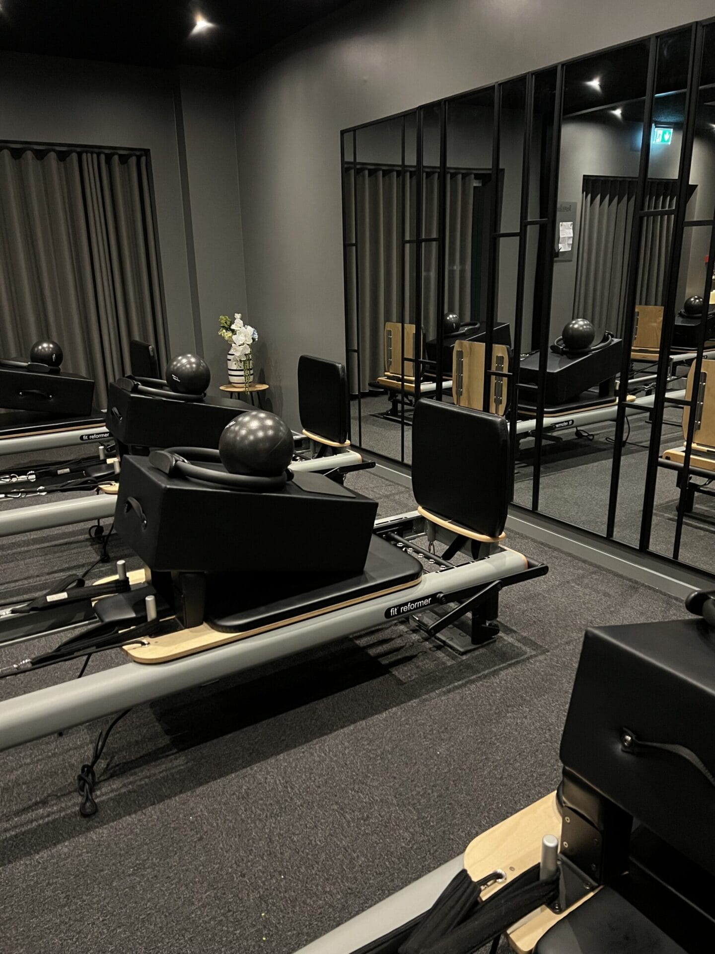 Moderne Pilates-studie med reformer-maskiner og spejle